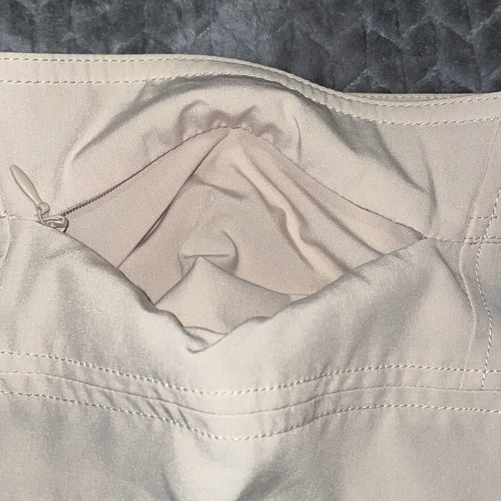 Women's‎ Izod Tan Adjustable Flow Golf Skort Size 10. - Picture 3 of 10